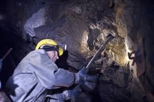 техническое руководство взрывными работами в подземных выработках и на поверхности рудников, не опасных по газу и пыли